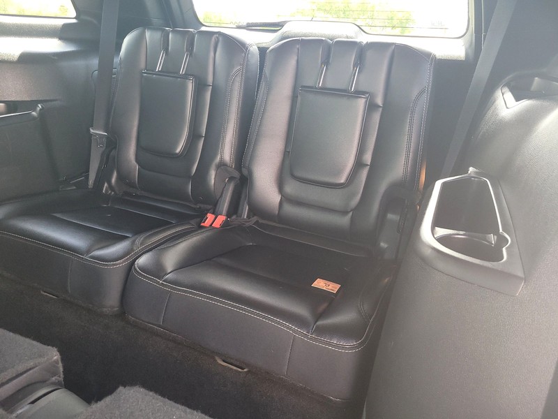 Ford Explorer Vehicle Full-screen Gallery Image 20