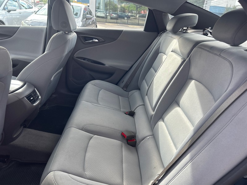 Chevrolet Malibu Vehicle Full-screen Gallery Image 9