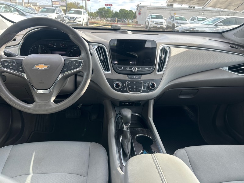 Chevrolet Malibu Vehicle Full-screen Gallery Image 11