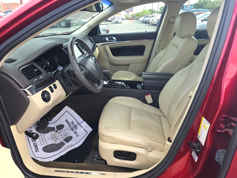 Lincoln MKS Vehicle Full-screen Gallery Image 9