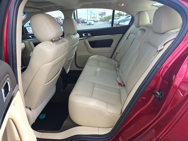 Lincoln MKS Vehicle Full-screen Gallery Image 10