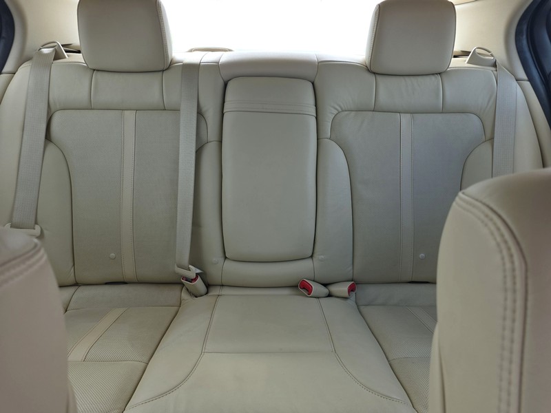 Lincoln MKS Vehicle Full-screen Gallery Image 12