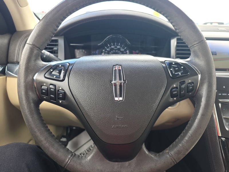 Lincoln MKS Vehicle Full-screen Gallery Image 13