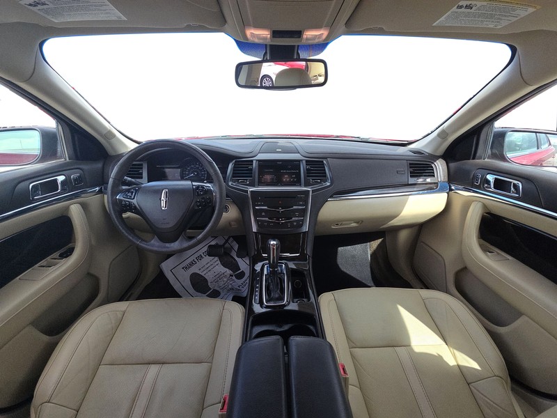 Lincoln MKS Vehicle Full-screen Gallery Image 14