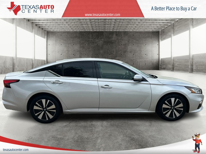 Nissan Altima Vehicle Full-screen Gallery Image 4