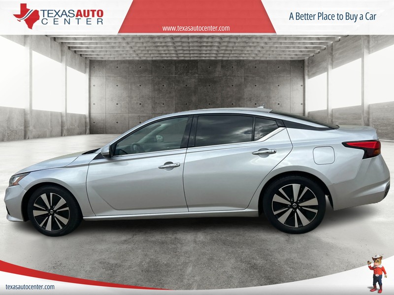 Nissan Altima Vehicle Full-screen Gallery Image 5