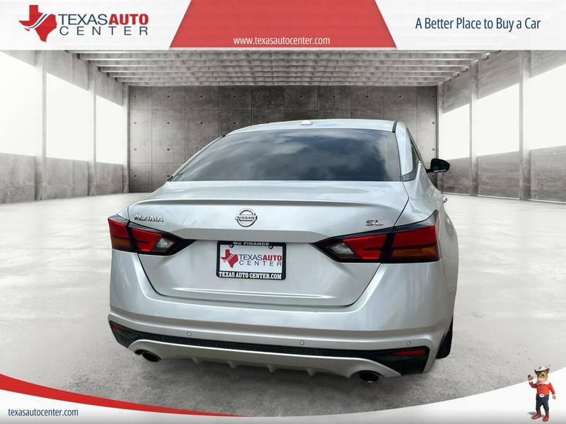 Nissan Altima Vehicle Full-screen Gallery Image 6