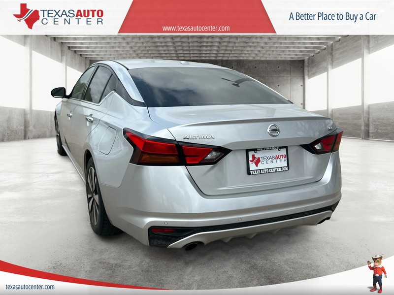 Nissan Altima Vehicle Full-screen Gallery Image 8