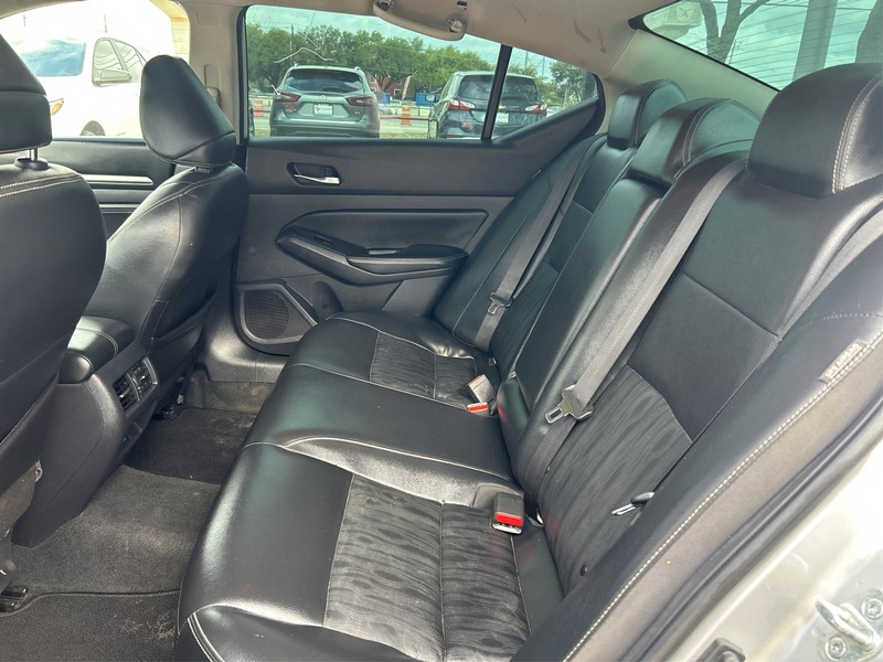 Nissan Altima Vehicle Full-screen Gallery Image 10