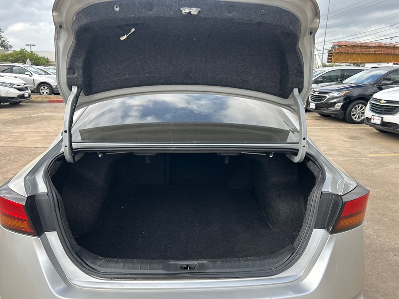 Nissan Altima Vehicle Full-screen Gallery Image 11