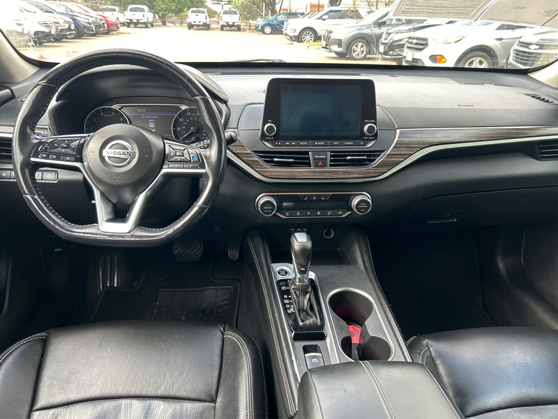 Nissan Altima Vehicle Full-screen Gallery Image 12