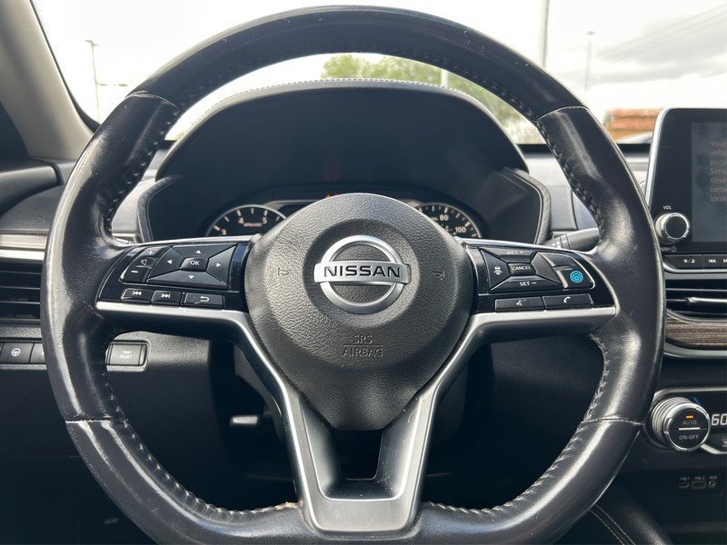 Nissan Altima Vehicle Full-screen Gallery Image 14