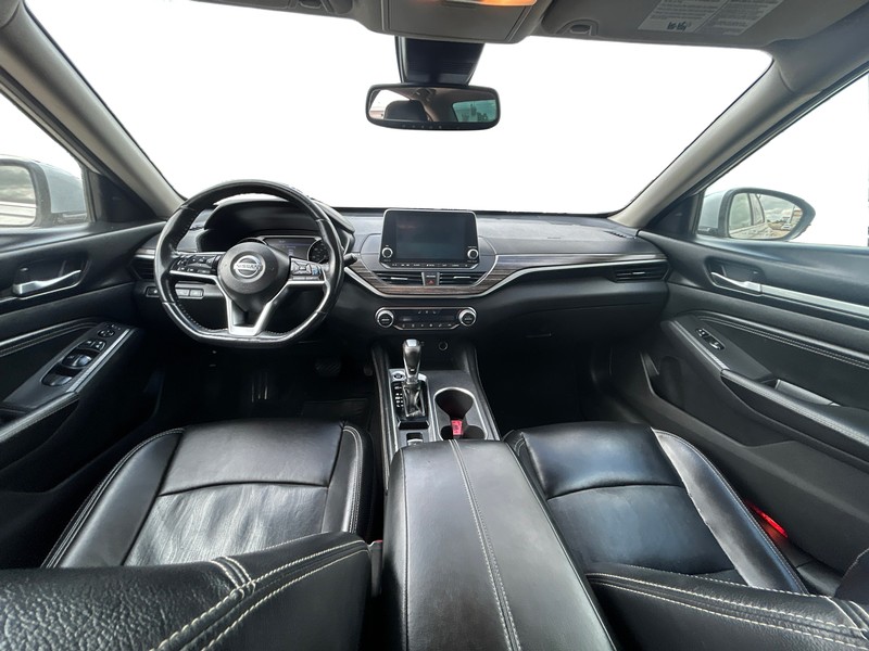 Nissan Altima Vehicle Full-screen Gallery Image 15