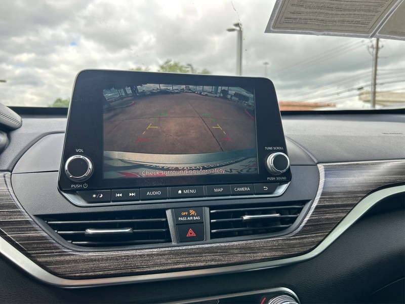 Nissan Altima Vehicle Full-screen Gallery Image 17