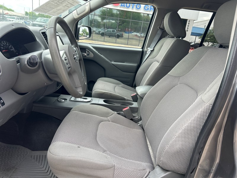 Nissan Frontier Vehicle Full-screen Gallery Image 8