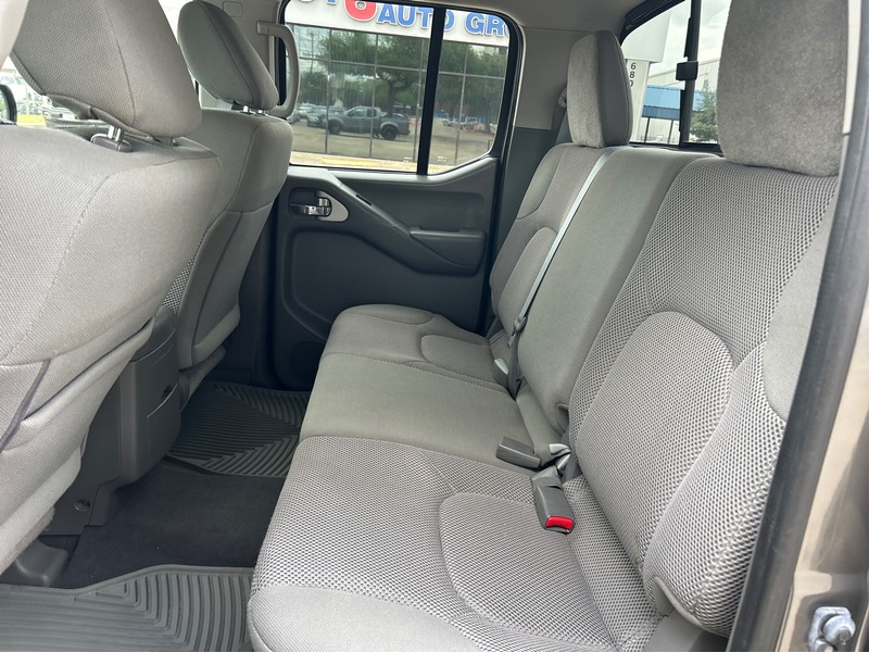 Nissan Frontier Vehicle Full-screen Gallery Image 9