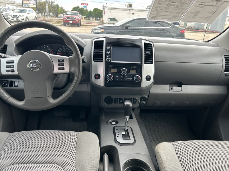 Nissan Frontier Vehicle Full-screen Gallery Image 11