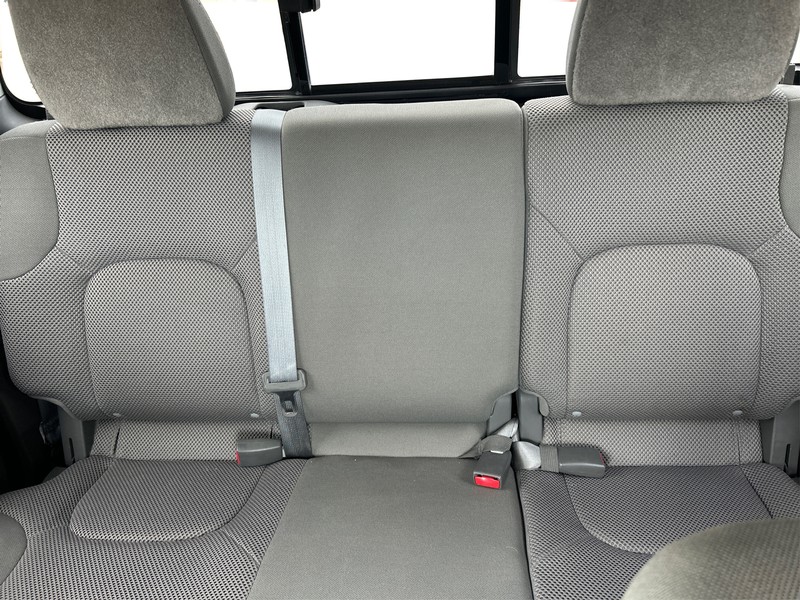 Nissan Frontier Vehicle Full-screen Gallery Image 12