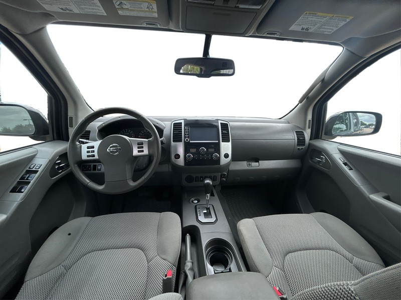 Nissan Frontier Vehicle Full-screen Gallery Image 15