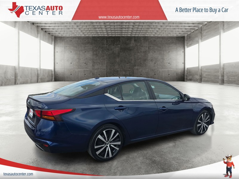 Nissan Altima Vehicle Full-screen Gallery Image 2