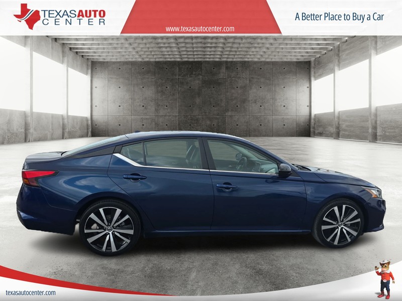 Nissan Altima Vehicle Full-screen Gallery Image 3