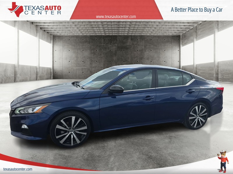 Nissan Altima Vehicle Full-screen Gallery Image 4