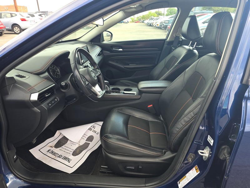 Nissan Altima Vehicle Full-screen Gallery Image 5