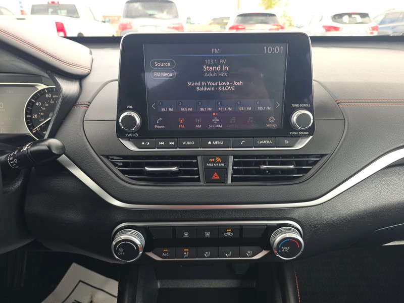 Nissan Altima Vehicle Full-screen Gallery Image 7