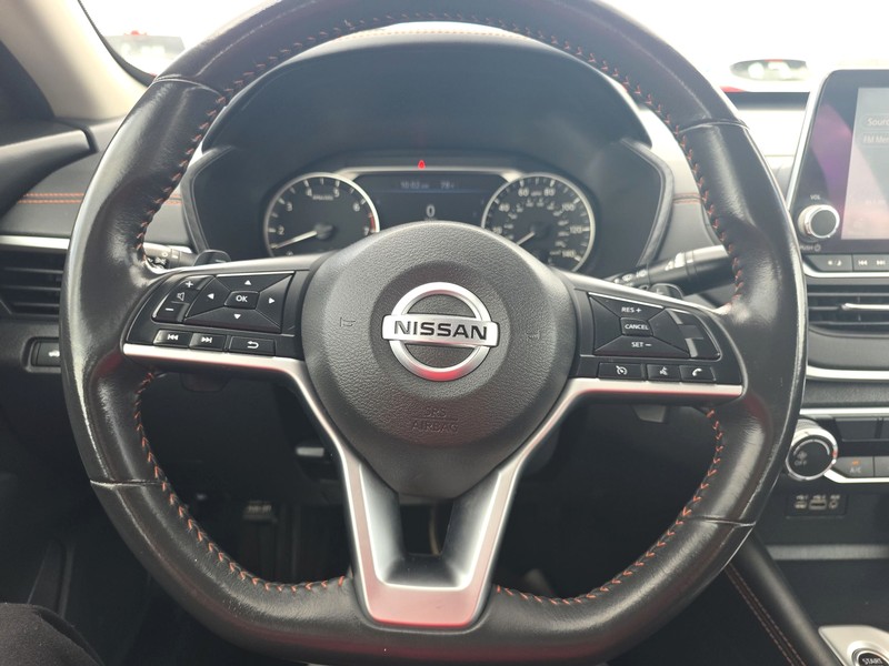 Nissan Altima Vehicle Full-screen Gallery Image 9