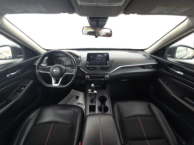 Nissan Altima Vehicle Full-screen Gallery Image 10