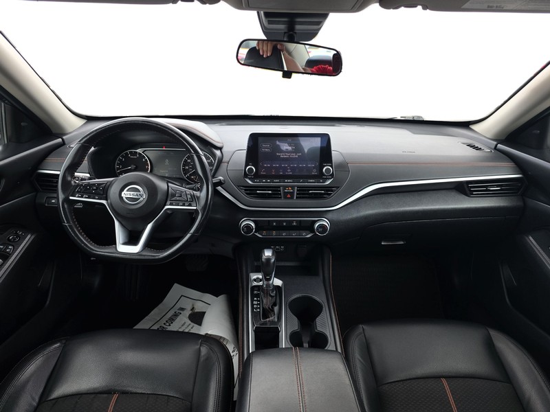 Nissan Altima Vehicle Full-screen Gallery Image 11