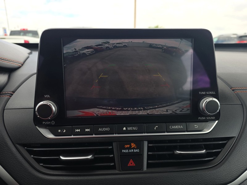 Nissan Altima Vehicle Full-screen Gallery Image 12