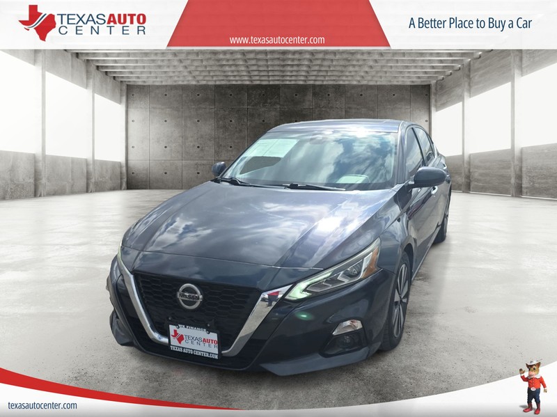 Nissan Altima Vehicle Full-screen Gallery Image 3