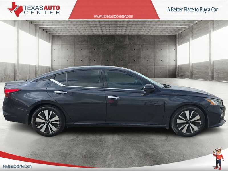 Nissan Altima Vehicle Full-screen Gallery Image 4