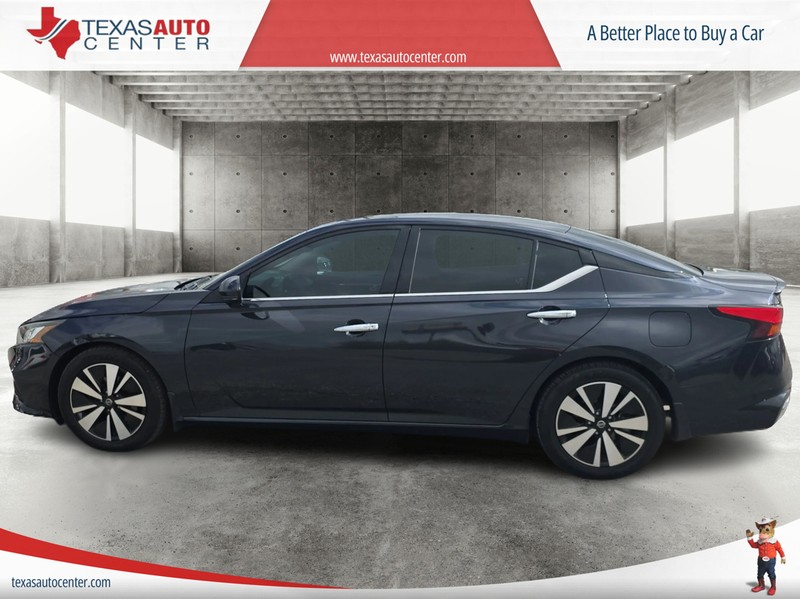 Nissan Altima Vehicle Full-screen Gallery Image 5