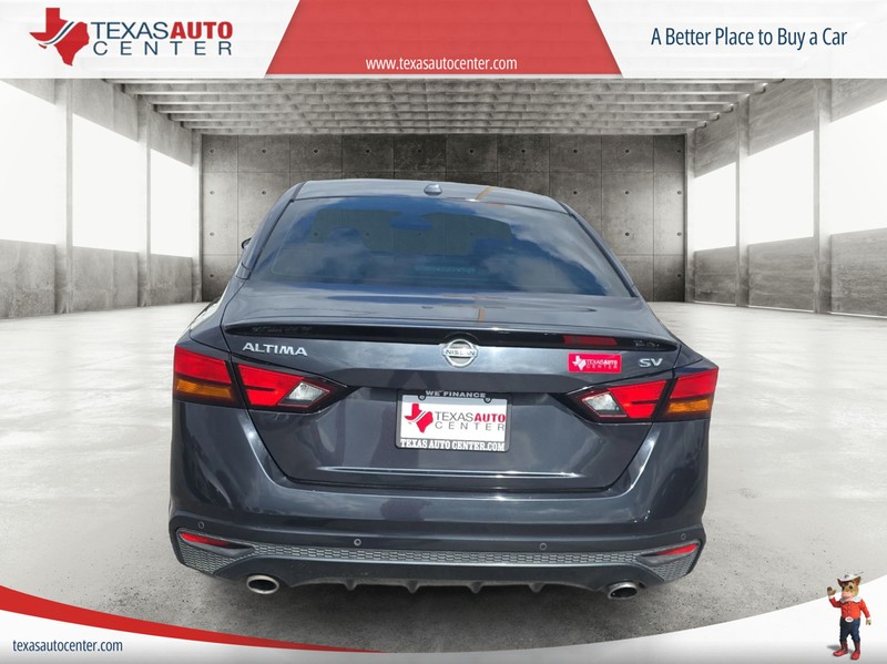 Nissan Altima Vehicle Full-screen Gallery Image 6