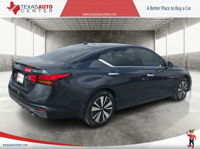 Nissan Altima Vehicle Full-screen Gallery Image 7