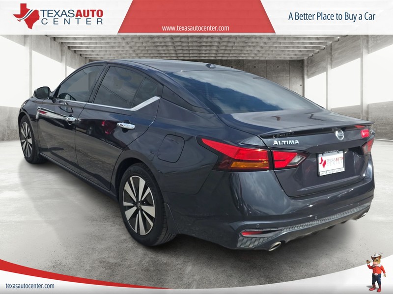 Nissan Altima Vehicle Full-screen Gallery Image 8