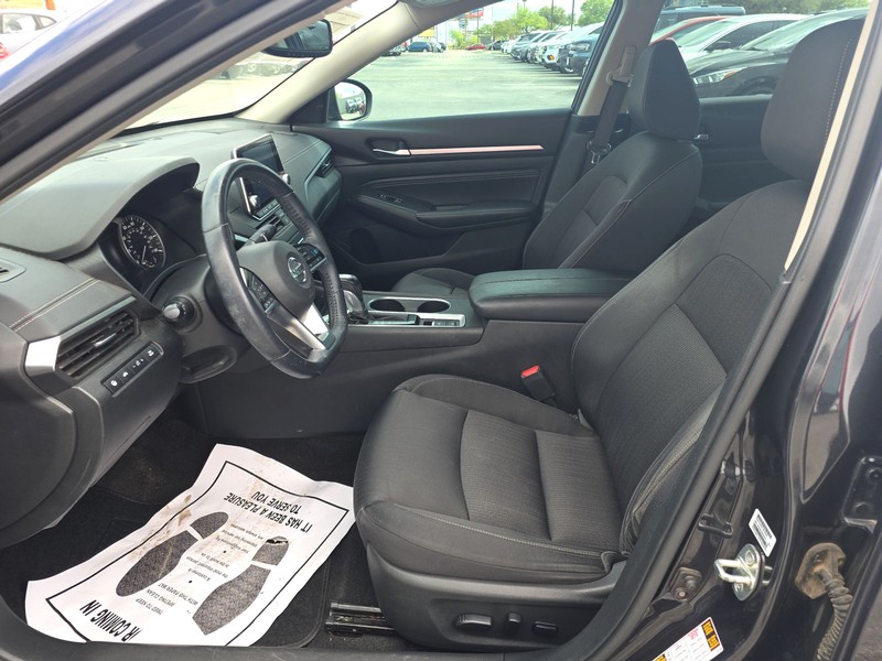 Nissan Altima Vehicle Full-screen Gallery Image 9