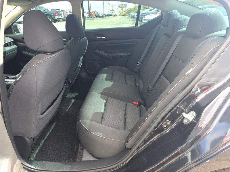 Nissan Altima Vehicle Full-screen Gallery Image 10