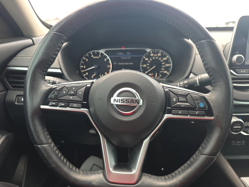 Nissan Altima Vehicle Full-screen Gallery Image 13