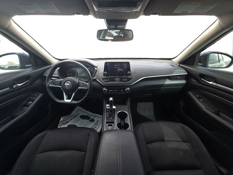 Nissan Altima Vehicle Full-screen Gallery Image 14