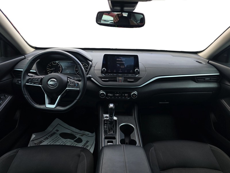 Nissan Altima Vehicle Full-screen Gallery Image 15