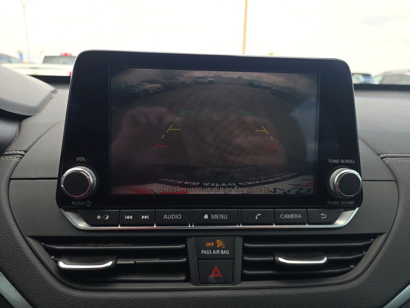 Nissan Altima Vehicle Full-screen Gallery Image 16