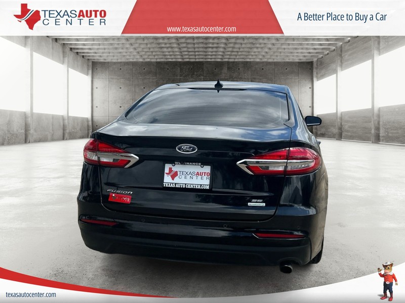 Ford Fusion Vehicle Full-screen Gallery Image 6