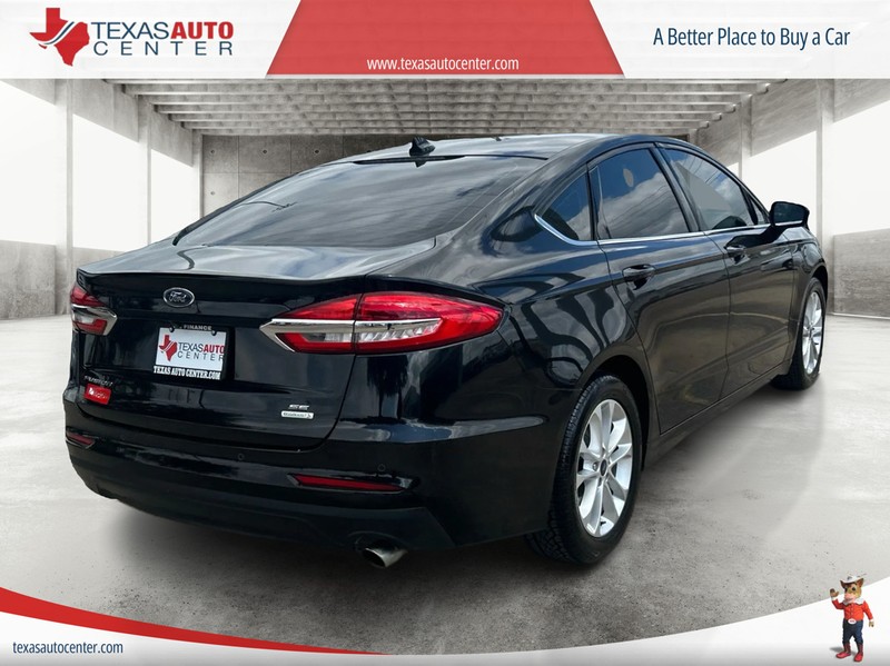 Ford Fusion Vehicle Full-screen Gallery Image 7