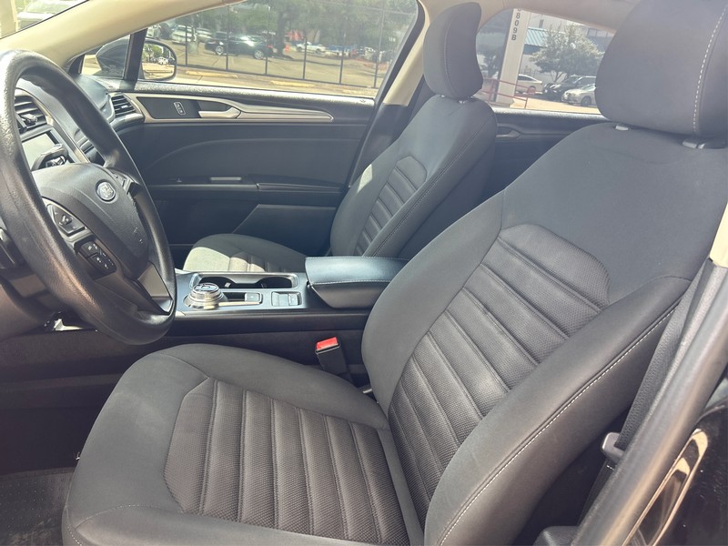 Ford Fusion Vehicle Full-screen Gallery Image 9