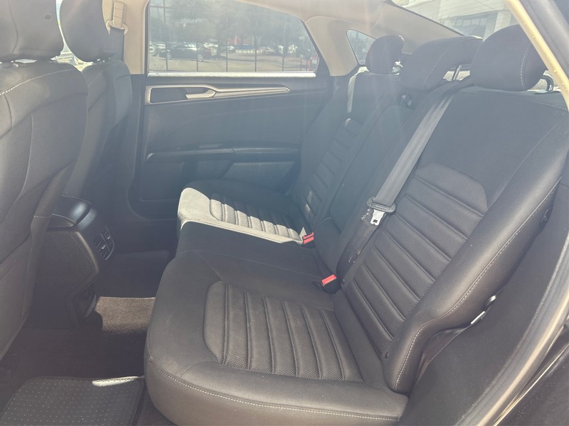 Ford Fusion Vehicle Full-screen Gallery Image 10