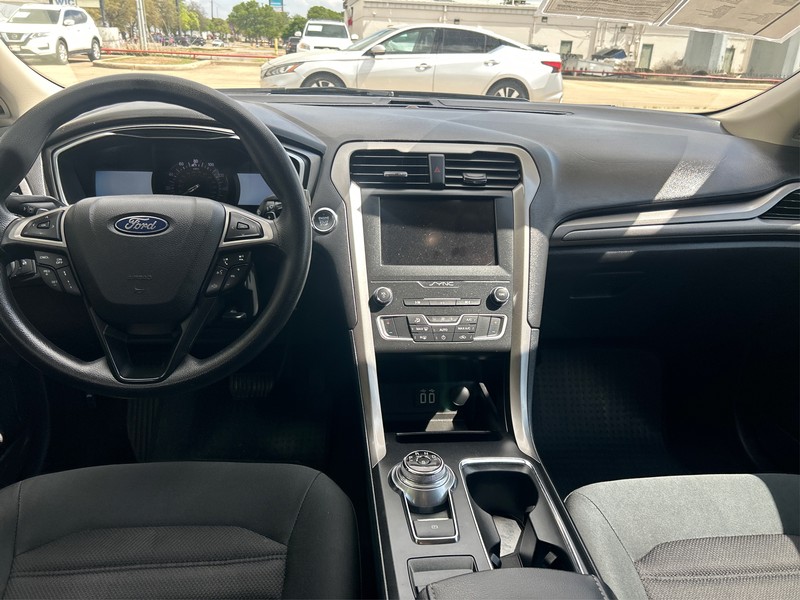 Ford Fusion Vehicle Full-screen Gallery Image 12