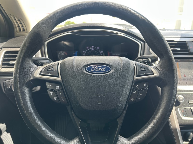 Ford Fusion Vehicle Full-screen Gallery Image 14